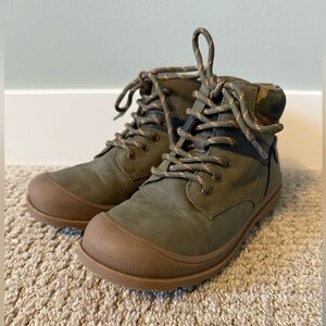 Sonoma Olive and Brown Boys Memory Foam Boots, size 2 (kids)
